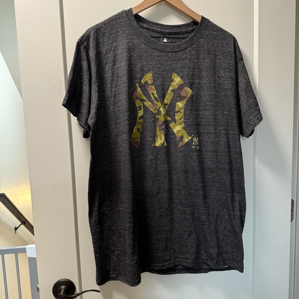NWT MLB Fanatics Men' New York Yankees Camo Logo T-Shirt‎ Charcoal Grey Baseball